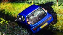 Vrouw belandt met auto in sloot