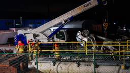 Twee zwaargewonden bij crash, auto knalt op brugconstructie