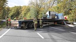 Vrachtwagen geschaard in bocht