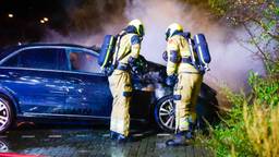 Felle brand verwoest auto op carpoolplaats