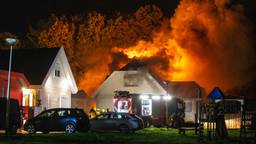 Huis, loods en schuur verwoest bij uitslaande brand op woonwagenkamp