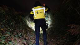 Auto belandt in water naast N279, vrouw kan er op eigen kracht uit komen