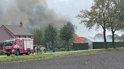 Uitslaande brand in schuur waar gasflessen liggen