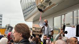 Ammar op schouders bij aankomt op Eindhoven Airport (foto: Evie Hendriks)