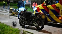 Motorrijder zonder rijbewijs gaat hard onderuit