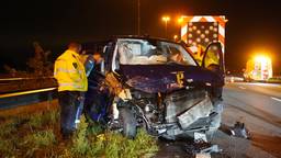 Enorme ravage door bestelbusje dat botst tegen pijlwagen op de A58
