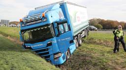 Vrachtwagen raakt van de A4 en eindigt in de sloot, bestuurder gewond