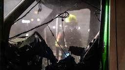 Een busje is donderdagnacht uitgebrand op de parkeerplaats bij een migrantenhotel aan de Pakketweg in Waalwijk.