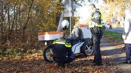 Een postbezorgster is vrijdagochtend aangereden toen ze met haar elektrische driewieler de Rijksweg in Hulten overstak.