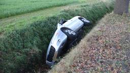 Auto in de sloot, bestuurder komt met de schrik vrij