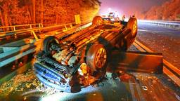 Groot aantal hulpverleners zijn bezig met het ernstige ongeluk op de A2 bij Budel