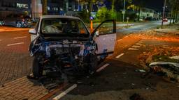 Twee auto's zijn zondagavond op elkaar gebotst op de Dillenburgstraat in Eindhoven.