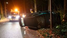 Een automobilist is zondagavond gewond geraakt nadat in Halsteren met haar auto tegen een boom reed. Het ongeluk gebeurde  op de Beeklaan.