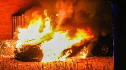 Een auto is in maandagnacht aan de Goorstraat in Geldrop volledig afgebrand.