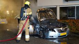 Een auto is maandagnacht in Den Bosch in vlammen opgegaan, nadat er vermoedelijk een ander voertuig tegenaan was gereden.