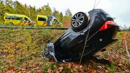 De auto die over de kop vloog werd uit de berm getakeld