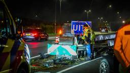 Auto botst frontaal op punt van vangrail, veel schade