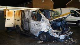 Weer gaat er een bestelbus in vlammen op in Den Bosch