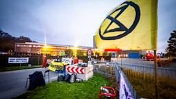 Actievoerders Extinction Rebellion blokkeren kippenvoerfabriek