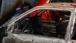 Auto brandt uit, ook auto daarnaast loopt schade op
