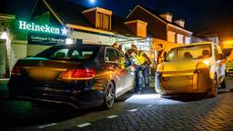 Mercedes total loss nadat maaltijdbezorger er tegenaan botst