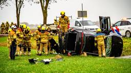 Auto's botsen op kruising, een belandt in sloot