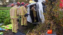 Busje en bestelauto botsen op elkaar, slachtoffer bekneld in voertuig