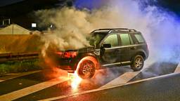 Auto brandt uit op weg, persfotograaf lastiggevallen
