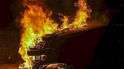 Brand verwoest auto op parkeerplaats