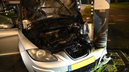 Auto rijdt tegen paal: brandweer is snel paraat om vuur te doven