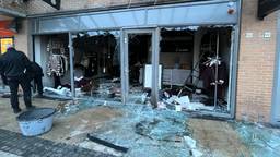 Explosies bij kledingwinkel, enorme schade