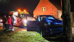 Oudere man gewond bij botsing, zijn auto is total loss