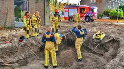 Brandweerlieden moeten flink scheppen bij een gaslek