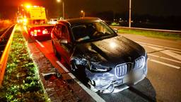 Flinke botsing tussen twee auto's op kruising