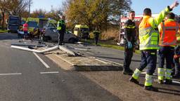 Bestuurder zwaargewond bij botsing: ravage op de weg