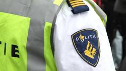 Een Tilburge vrouw (57)  heeft een agent met een aardappelschilmes bedreigd.