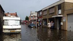 De overstroomde Kapelstraat in Tilburg (Foto: Rob van Kaathoven)