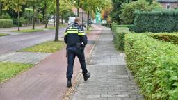 Politie doet woensdagmiddag onderzoek bij azc in Oisterwijk. 'Willen hun kant van het verhaal horen', zegt de burgemeester. Foto: Toby de Kort