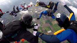 Parachutisten genieten van het paasweekend boven Breda Airport