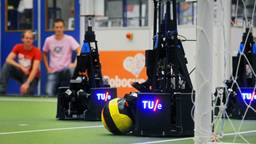 De robots van de Tu/e spelen voetbal. (Archieffoto)