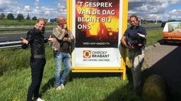 Medewerkers van RTV Noord verbazen zich over het reclamebord. (Foto: Facebook Expeditie Grunnen)