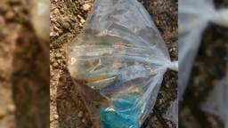 In deze zak zitten de gevonden gehaktballen met gif. Foto: account politie Roosendaal