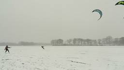 Roman en Toon uit Breda worden voorttgetrokken over de sneeuw. (Foto: Bert Koot)