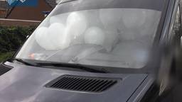 U rijdt met een auto vol ballonnen. Mag dat? Foto: Facebook Politie