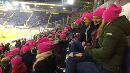 500 vrouwen en meiden op hun eigen tribune in het NAC stadion
