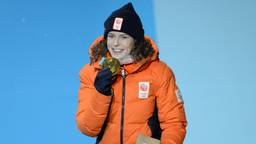 Ireen Wüst met haar vijfde gouden medaille (foto: VI Images).