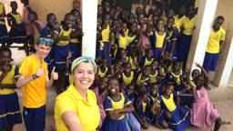 Aya en Julian op school in Ghana