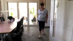 Elly Paulides uit Waalwijk loopt over de vloer met scheuren. Foto: Omroep Brabant