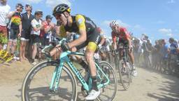 Steven Kruijswijk door het stof in de Tour de France (foto: VI Images).