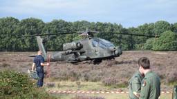 De helikopter moest een noodlanding maken op de heide. (Foto: GinoPress B.V.)